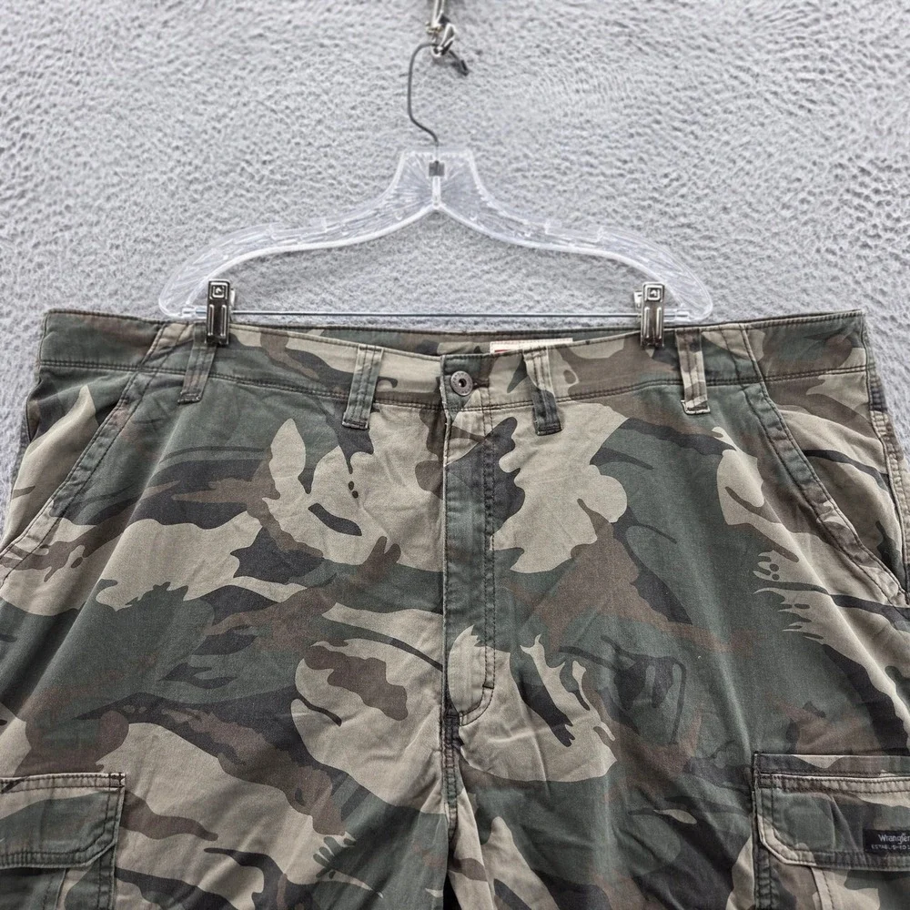 NEW Wrangler Mens Camo Print Cargo‎ Shorts 48x10 Green Regular Taper Canvas